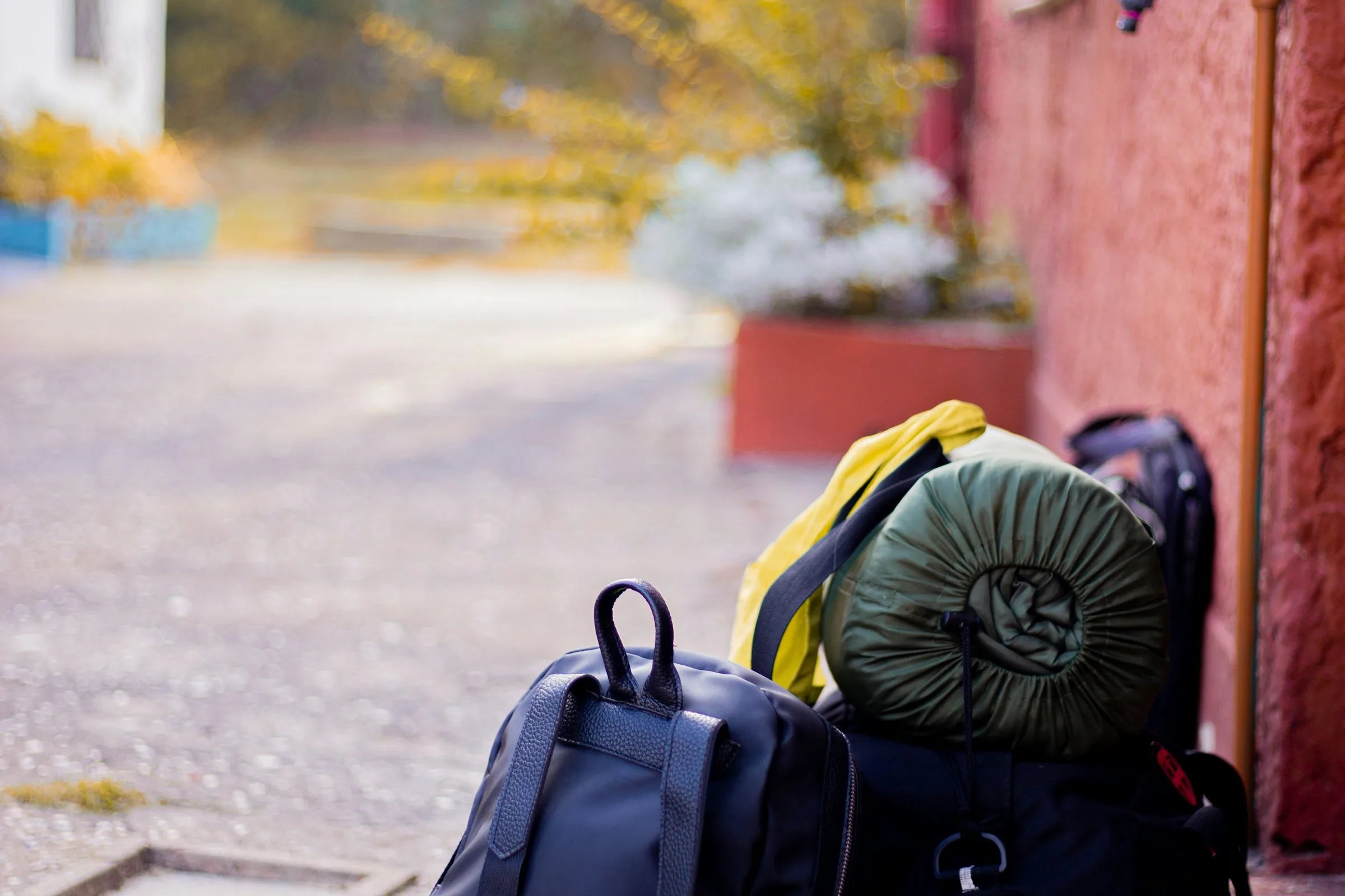 Se range en un geste, tient dans un sac